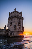 Turm von Belem oder Turm von St. Vincent am Ufer des Tejo bei Sonnenuntergang, Lissabon, Portugal