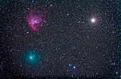 Komet Hartley 2 in der Nähe des Pacman-Nebels, NGC 281, in Kassiopeia. Stapel von 4 x 6 Minuten Belichtung bei ISO 1600 mit Canon 5D MkII auf A&M 105mm apo Refraktor bei f/4.8 mit Borg Reducer/Flattener. Der helle Stern ist Alpha Cas, Schedar. Autoguided mit Celestron NexGuide Autoguider. Das Bild des Kometenkerns stammt jedoch nur aus einer Belichtung, um die Nachzieheffekte dieses sich schnell bewegenden Kometen zu minimieren.