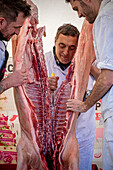 Metzger schlachtet ein Schwein. Firaporc, Schweinemesse, Riudellots de la Selva, Katalonien, Spanien