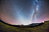 Das Zodiakallicht am späten Herbstabendhimmel von Arizona, mit Blick auf die Chiricahua Mountains bei Portal, AZ. Das Zodiakallicht erhebt sich vom Horizont bis zu dem Winkel, der der Ekliptik folgt. Die sommerliche Milchstraße, die im Südwesten untergeht, erstreckt sich vom Horizont nach rechts oben und verläuft durch die Mitte der Sterne des Sommerdreiecks. Ein Satellit streift das Zodiakallicht in einer auffälligen Bahn. Ich habe dies vom Feld bei Quailway Cottage aus aufgenommen.