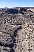 Erodierte geologische Formationen in der kargen Landschaft des Ischigualasto Provincial Park in der Provinz San Juan, Argentinien.