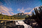 Der Herbststernhimmel über dem Mount Kerkeslin und den Athabasca Falls im Jasper National Park, Alberta, in einer Nacht, in der ein zunehmender Viertelmond die Landschaft erhellt. Dies habe ich am 3. September 2014 aufgenommen.