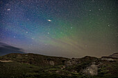 Das Sternbild Andromeda mit der berühmten Andromeda-Galaxie (Messier 31) geht in einer frühen Sommernacht im Dinosaur Provincial Park, Alberta, auf. Das war am 30. Juni 2022.