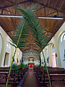 Die kleine katholische Kirche Nuestra Señora del Rosario y San Agustin in Villa San Agustin, Argentinien, geschmückt für Palmsonntag.