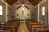 Das Innere der steinernen Pfarrkirche in dem kleinen Dorf Paso de las Carretas in der Provinz Mendoza, Argentinien.