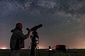 Ein Selfie von mir mit dem Astro-Physics Traveler 105-mm-Apo-Zielfernrohr in einer Nacht der visuellen Beobachtung, in der ich Kommentare zu Deep-Sky-Objekten für die Verwendung in Büchern aufzeichnete. Die Nacht war dunstig und rauchig und hatte mehr Himmelsglühen am Horizont als sonst.