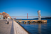 Riverside Escultura de Luz Skulptur und Ponte 25 de Abril Brücke am Tejo, Belem, Lissabon, Portugal