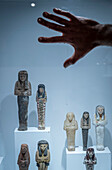 Klimaaktivisten kleben ihre Hände mit Klebstoff an die Vitrinen und gießen Flüssigkeiten, die Blut und Öl simulieren, auf die Vitrinen des Ägyptischen Museums in Barcelona, Spanien