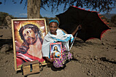 Äthiopische Frau bittet um eine Spende für die örtliche Kirche