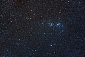 Der bekannte Doppelsternhaufen (auch bekannt als NGC 884 und NGC 869), eingerahmt oben rechts, um zwei seiner Begleitsterne, NGC 957 oben links und Trumpler 2 unten links, einzuschließen. In dem Feld aus jungen blauen Sternen sind zahlreiche alternde gelbe Riesensterne zu sehen. Die Abstufung der Himmelsfarbe vom klareren, blauen Himmel mit mehr Sternen auf der rechten Seite zum staubigeren, gelberen Himmel mit weniger Sternen auf der linken Seite ist hier subtil, aber deutlich zu erkennen, und zwar durch interstellaren Staub in diesem Teil der Milchstraße.