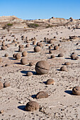 Erodierte Felsen in der Cancha de Bochas oder dem Boccia-Platz im Ischigualasto Provincial Park, Provinz San Juan, Argentinien.