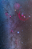 Orion, Canis Major & Monoceros, aufgenommen vom Painted Pony Resort in New Mexico, 14. März 2013. Ein Stapel von 5 x 6-Minuten-Belichtungen bei f/3,2 mit dem 35-mm-Objektiv der Canon L-Serie und der 5D MkII bei ISO 800, plus eine Schicht von 2 x 4 Minuten mit dem Kenko Softon-Filter für das Sternenglühen. Die Sternhaufen M46, M47 und M41 sind alle links und unten in der Mitte zu sehen.