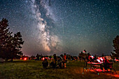 Ein Perseiden-Meteor streift die Milchstraße über der Saskatchewan Summer Star Party in den Cypress Hills im Südwesten von Saskatchewan, im Cypress Hills Interprovincial Park, einem Dark Sky Preserve. Die Milchstraße leuchtet im Süden. Jedes Jahr nehmen etwa 350 Sterngucker an der SSSP teil.