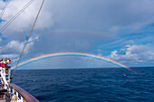 Ein schwacher Regenbogen über dem Atlantik kurz vor der totalen Sonnenfinsternis, 3. November 2013, von See aus auf dem Segelschiff Star Flyer. Dies war etwa 20 Minuten vor dem zweiten Kontakt, so dass das Sonnenlicht aus einem schmalen Spalt einer Sonne kam.