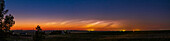 Ein Panorama einer frühzeitigen Erscheinung nachtleuchtender Wolken in der Nacht vom 1. auf den 2. Juni 2022. Es wurde von zu Hause in Süd-Alberta, Kanada, auf 51° nördlicher Breite um Mitternacht (MDT) aufgenommen. Dies war meine früheste Sichtung von NLCs, drei Wochen vor der Sonnenwende.