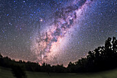 Das Zentrum der Galaxie im Sternbild Schütze und der im Osten aufsteigende Skorpion, von Australien aus, am 30./31. März 2014. Der gesamte Skorpion ist sichtbar, ebenso wie Norma, Ara, Lupus und der größte Teil von Sagittarius.