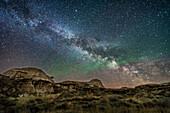 Die sommerliche Milchstraße geht in den späten Nachtstunden des 14. und 15. Mai 2018 vom Dinosaur Provincial Park in Alberta aus auf. Das galaktische Zentrum ist rechts zu sehen, die Sterne des Sommerdreiecks links.