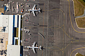 Luftaufnahme des Flughafens Gold Coast (OOL) mit Jetstar-Flugzeugen im Blick.