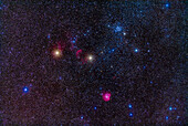 Das Feld der Sternhaufen und Nebel in den Zwillingen, mit Messier 35, den wichtigsten offenen Sternhaufen hier. Unterhalb von M38 befindet sich NGC 2158. Der Nebel links zwischen Mu und Eta Geminorum ist IC 443, ein Supernova-Überrest, auch bekannt als Quallennebel. Der Nebel unten ist IC 2174, gleich hinter der Grenze im Orion und auch als Affenkopfnebel bekannt.
