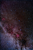 Ein Porträt des nördlichen Herbststernbildes Cepheus der König. Der große rote Nebel am unteren Rand (im Süden) ist IC 1396. Mu Cephei ist der rote Stern, auch Granatstern genannt, an seinem Rand.