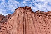 Rote Klippen aus Sandstein der Talampaya-Formation an der Puerta del Cañon im Talampaya-Nationalpark, Argentinien.