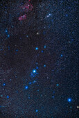 Ein Ausschnitt aus dem Sternbild Perseus, mit dem hellsten Stern des Sternbildes, Mirfak oder Alpha Persei in der Mitte. Rechts unten befindet sich Algol, der Dämonenstern. Oben ist der Doppelsternhaufen NGC 868 und 884 zu sehen, während links oben der Herz-Seele-Nebelkomplex IC 1805 und IC 1848 zu sehen ist. Der kleine Sternhaufen NGC 1245 liegt zwischen Mirfak und Algol. Der helle Messier-Sternhaufen M34 befindet sich knapp außerhalb des Bildes auf der rechten Seite. Die hellen blauen Sterne, die Mirfak umgeben, sind die Perseus OB3 Assoziation oder Melotte 20, auch bekannt als die Alpha Per