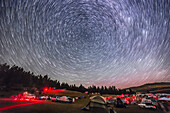 Die nördlichen Sterne drehen sich um den Polarstern und den Himmelsnordpol in einem Komposit aus 400 Bildern, die für einen Zeitraffer aufgenommen und hier mit Advanced Stacker Actions in Photoshop gestapelt wurden, um den Effekt der Kometenschweife zu erzeugen - Modus Comets 90%. Aufgenommen bei der Table Mountain Star Party am 26. Juli 2014 mit dem 14mm Rokinon Objektiv und der Canon 6D. Jede Belichtung dauerte 45 Sekunden bei ISO 200.
