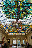Der Raum mit den bunten Glasfenstern der Casa de Juntas de Gernika, Gernika, Baskenland, Spanien