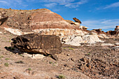 Sandsteinfelsen und bunte Bentonit-Ton-Hügel in der Caineville-Wüste bei Hanksville, Utah.
