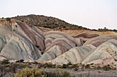 Gestreifte geologische Formationen im Ischigualasto Provincial Park in der Provinz San Juan, Argentinien.