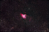 Messier 16, der Adlernebel in Serpens. Der in den Nebel eingebettete Sternhaufen ist NGC 6611. Der kleine offene Sternhaufen darüber ist Trumpler 32.