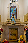 Eine Statue der Jungfrau Maria in der Taufkapelle der San Rafael Archangel Cathedral in San Rafael, Argentinien.