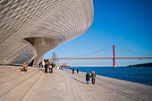 MAAT (Museum für Kunst, Architektur und Technologie) Kunsthalle, entworfen von der britischen Architektin Amanda Levete, und Brücke Ponte 25 de Abril, Belem, Lissabon, Portugal