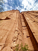 Der Chimney, ein erodierter Kanal in der Sandsteinwand der Talampaya-Schlucht im Talampaya-Nationalpark in Argentinien.