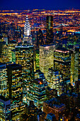 Chrysler Building und andere Wolkenkratzer in Midtown Manhattan vom Empire State Building aus, NYC, USA
