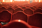 Leere Sitze in einem Theatersaal, Sevilla, Spanien