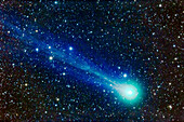 Eine teleskopische Nahaufnahme des Kometen Lovejoy (C/2014 Q2) am 17. Januar 2015, die Strukturen im Ionengasschweif in Form von Luftschlangen und Diskontinuitäten im Schweif zeigt.