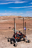 Der Mars Rover der Northeastern University folgt einer Drohne. University Rover Challenge, Mars Desert Research Station, Utah. Northeastern University Mars Rover Team, Boston, USA