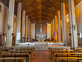 Das Kirchenschiff der sehr modernen San Juan de Cuyo Kathedrale in San Juan, Argentinien.
