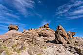 Sandsteinblöcke auf den bunten Bentonit-Ton-Hügeln der Morrison-Formation in der Caineville-Wüste bei Hanksville, Utah.