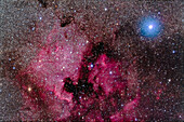 Der Nordamerikanebel (NGC 7000) und die dazugehörigen Nebel und Sternhaufen in der Nähe des hellen blau-weißen Sterns Deneb in Cygnus.