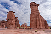Das Totem und der Turm, erodierte rote Sandsteinformationen im Talampaya-Nationalpark, Provinz La Rioja, Argentinien.