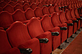 Leere Sitze in einem Theatersaal, Sevilla, Spanien