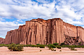 Die Mauer, ein geologisches Merkmal aus erodiertem Sandstein der Talampaya-Formation im Talampaya-Nationalpark, Argentinien.