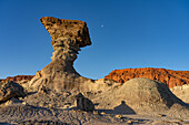 Mond über dem Hongo oder Pilz, einer erodierten geologischen Formation im Ischigualasto Provincial Park, San Juan, Argentinien.