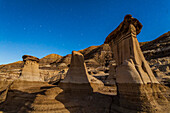 Die Hoodoos im Tal des Red Deer River am Highway 10 östlich von Drumheller. Aufgenommen am 21. September 2013 mit der Canon 5D MkII und dem 24-mm-Objektiv mit einer einzigen 30-Sekunden-Belichtung. Das Licht des abnehmenden gibbous Mondes sorgte für die Ausleuchtung.