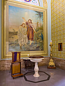 Das Baptisterium in einer Seitenkapelle der kunstvollen Kathedrale der Unbefleckten Empfängnis in San Luis, Argentinien. Ein Gemälde stellt die Taufe Jesu durch Johannes den Täufer dar.