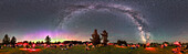 Ein 360°-Panorama von der Saskatchewan Summer Star Party am 4. August 2016 auf dem Meadows Campground im Cypress Hills Inter-Provincial Park, südlich von Maple Creek, Saskatchewan. Der Park ist ein Dark Sky Preserve und beherbergt die jährliche Star Party, die jeden Sommer etwa 300 Menschen und Teleskope anlockt.