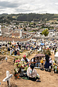 Feierlichkeiten zum Dia de los Muertos (Tag der Toten) auf dem Friedhof von Otavalo, Imbabura, Ecuador, Südamerika