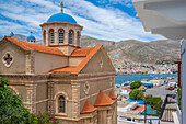 Blick auf die Heilige Kirche des Heiligen Nikolaus und den Hafen im Hintergrund, Kalimnos, Dodekanes, Griechische Inseln, Griechenland, Europa